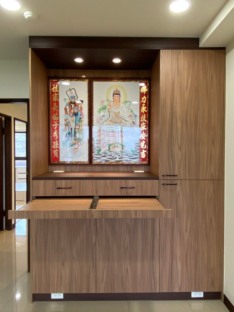 現代系統神明廳（佛堂）設計。將傳統信仰融入現代居家美學，是許多中大坪數家庭（如您提到的大四房案例）非常需要的規劃，能解決傳統神桌與裝潢風格格格不入的痛點。