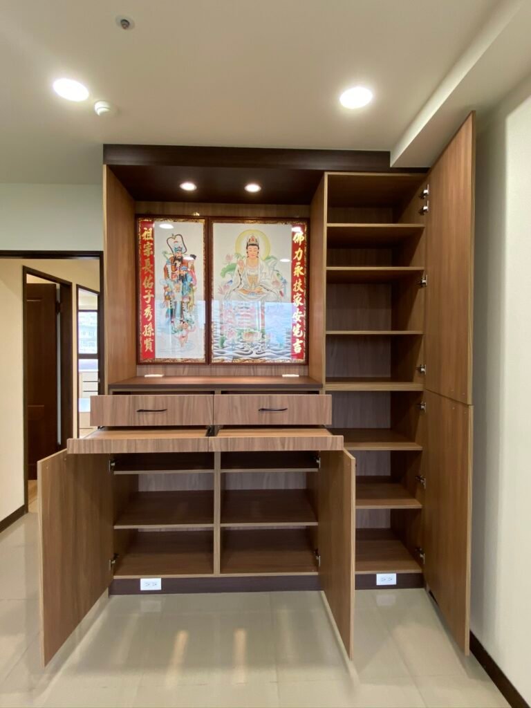 現代木紋系統神明櫃內部收納空間展示，包含多層可調式層板、隱藏式抽拉祭拜檯面、抽屜收納及底部電源插座預留，展現高機能佛堂規劃。