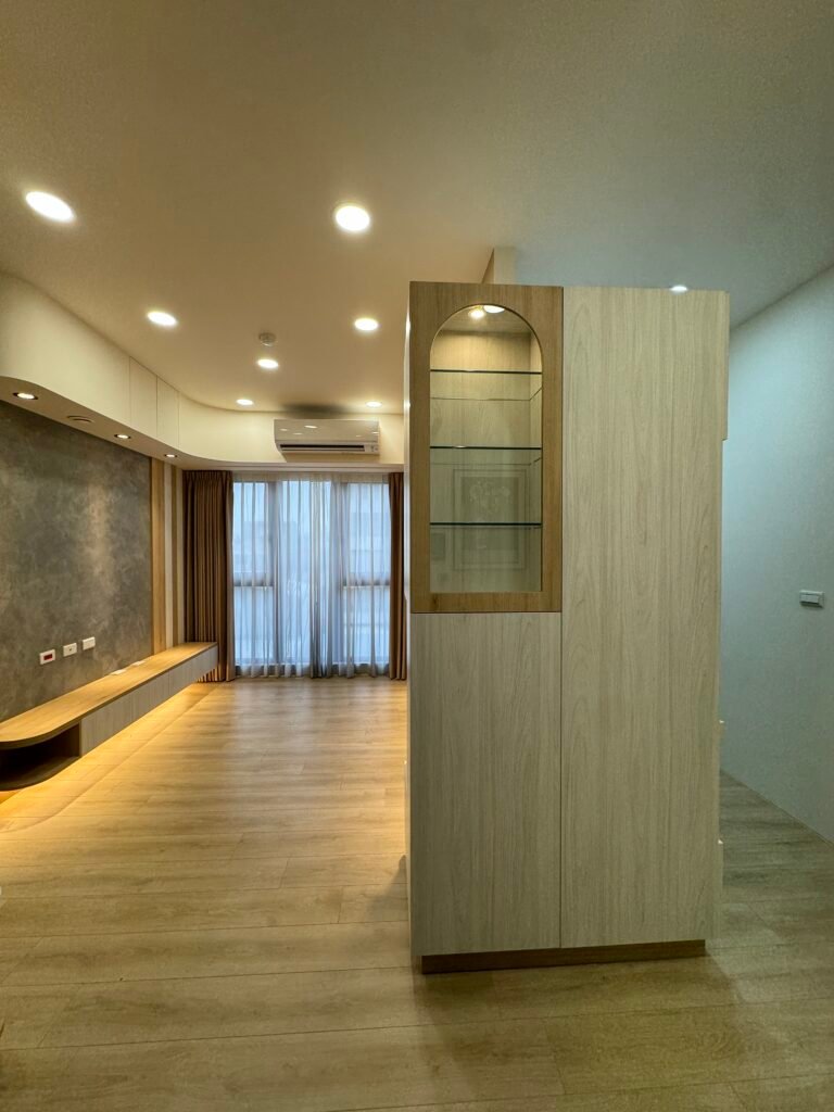 桃園室內設計客餐廳整合｜中島收納櫃與展示櫃設計｜開放式空間規劃｜鴻舍室內設計