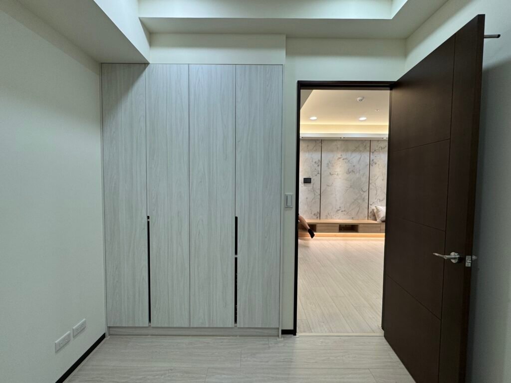 現代風格開放式客餐廳設計，包含嫩綠色沙發背牆、半開放式中島吧檯與流暢的空間動線。