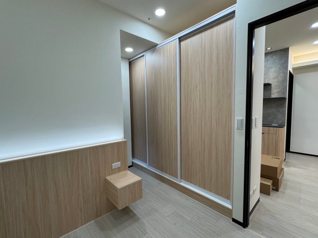 臥室系統家具規劃，展示床頭吊櫃化解壓樑問題、一體化書桌與推拉門衣櫃設計。