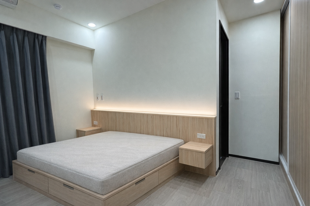 臥室系統家具設計，展示床頭收納吊櫃化解壓樑問題，並整合書桌與開放式展示架。