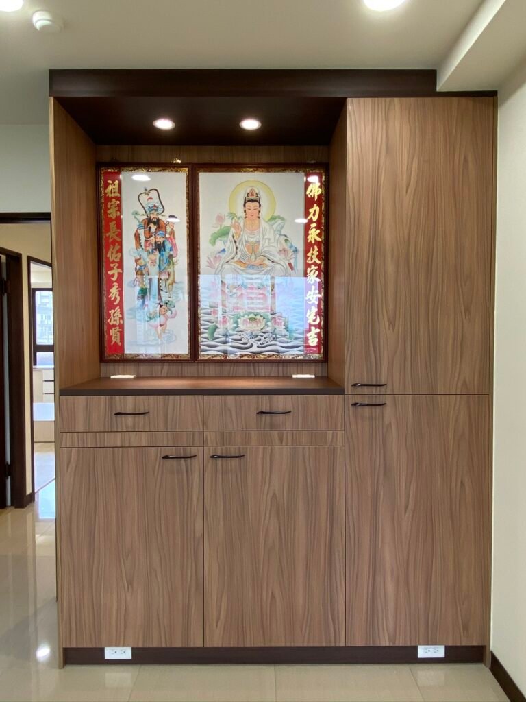 現代木紋系統神明櫃設計，一體成型收納高櫃，結合暖色系嵌燈照明與靜謐感深木色飾板。