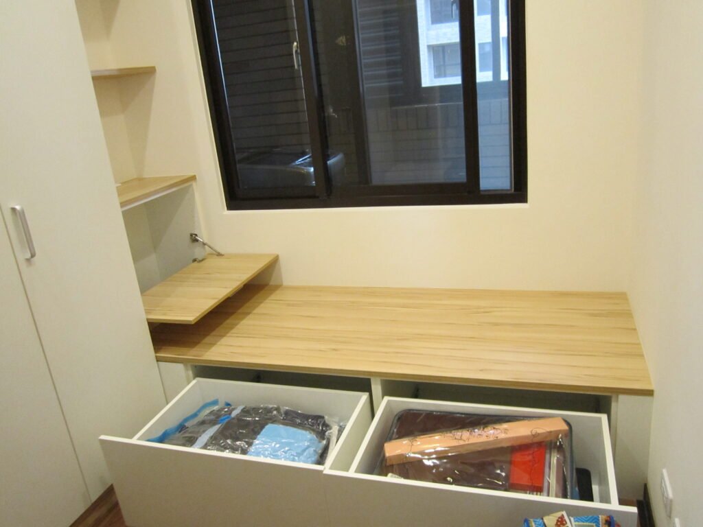 現代風臥室設計整合衣櫃與閱讀書桌空間