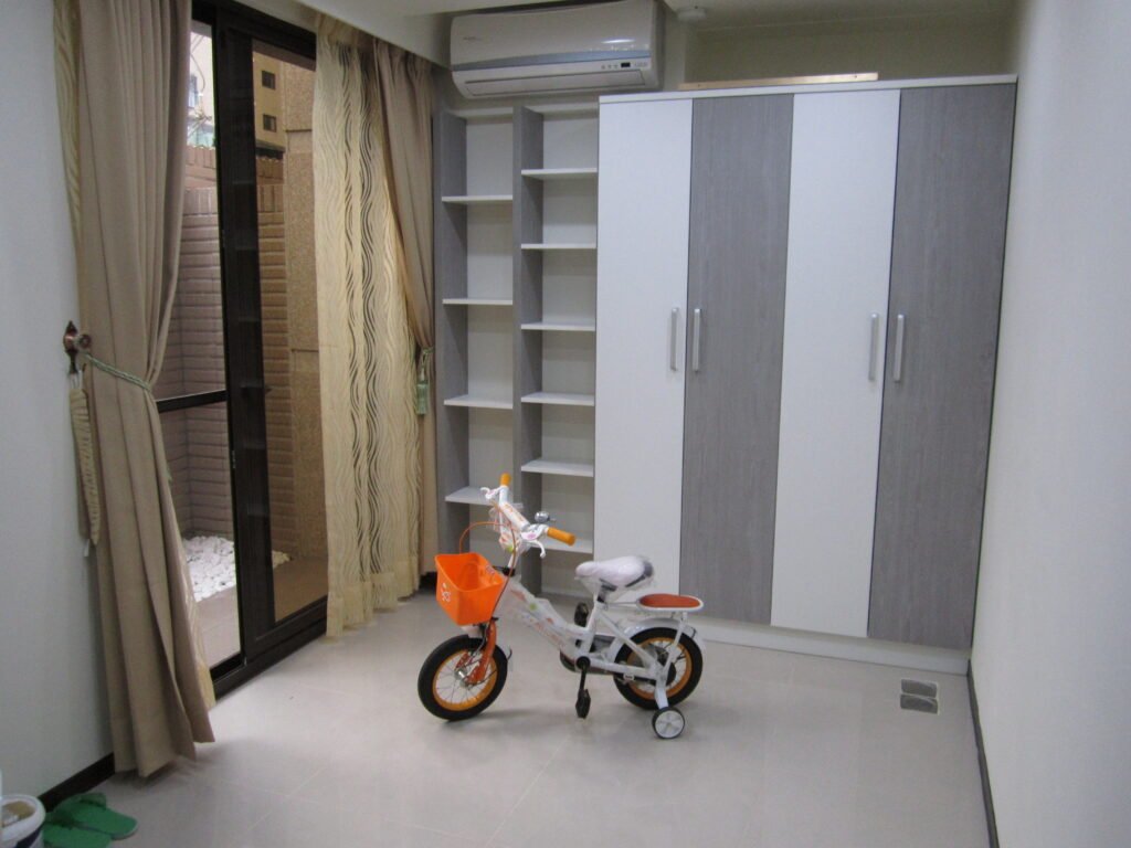 黑白木紋衣櫃搭配側邊展示層板的臥室收納規劃